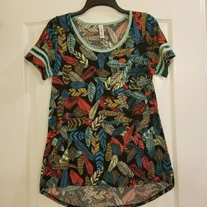 Small Lularoe Feather Classic T